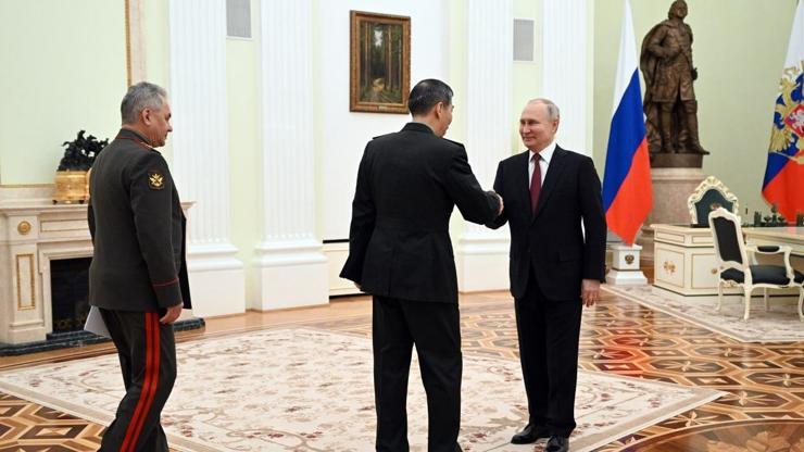 Putin, Çin Savunma Bakanı ile Moskovada görüştü