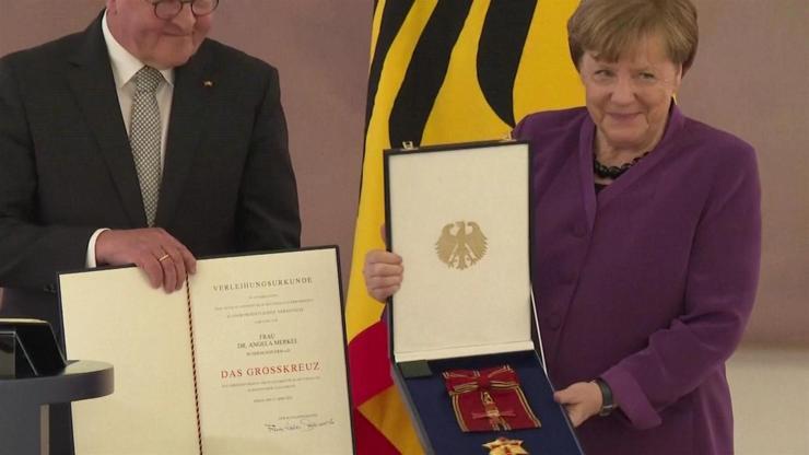 Angela Merkele liyakat nişanı... Eski Almanya Başbakanına üstün hizmet ödülü verildi