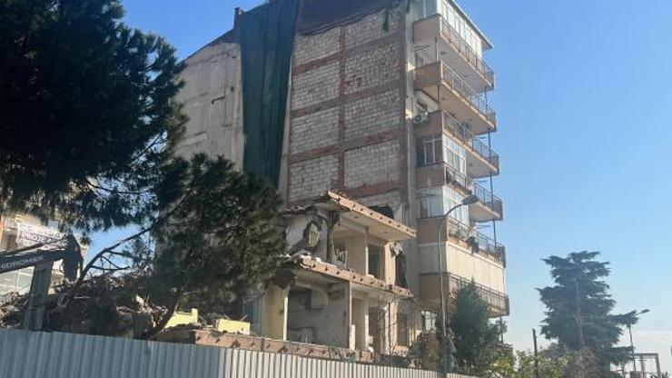 Kartalda yıkım sırasında bitişik binadaki dairenin duvarı delindi