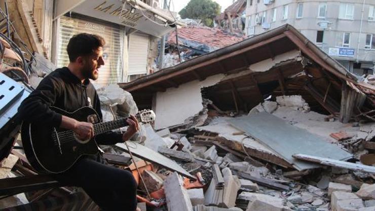 Deprem öncesi müzik yaptığı sokakta, bu kez enkaz önünde Hatıran Yeter şarkısını söyledi