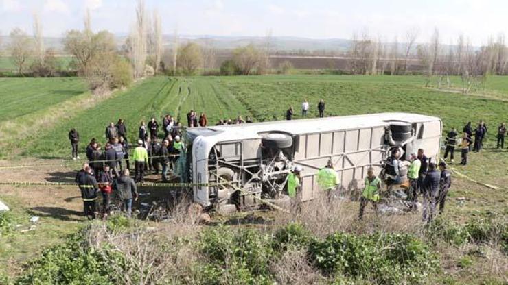 SON DAKİKA: Eskişehirde işçileri taşıyan otobüs devrildi: 3 ölü 31 yaralı