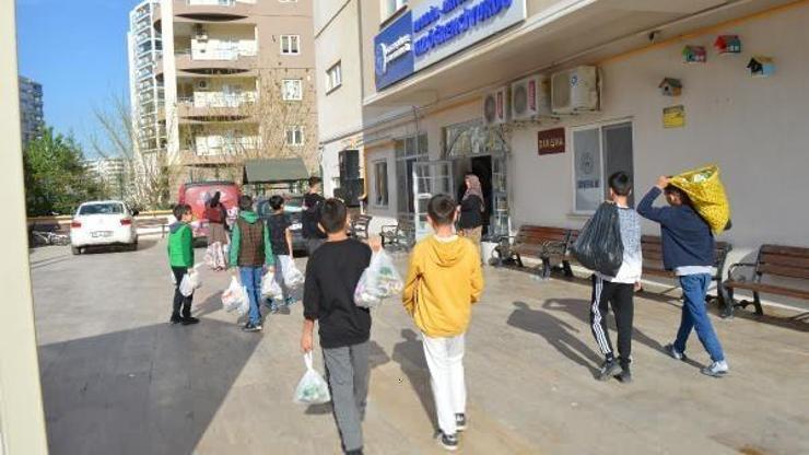 Mardin’de ortaokul öğrencileri depremzede ailelere bayram şekeri dağıttı