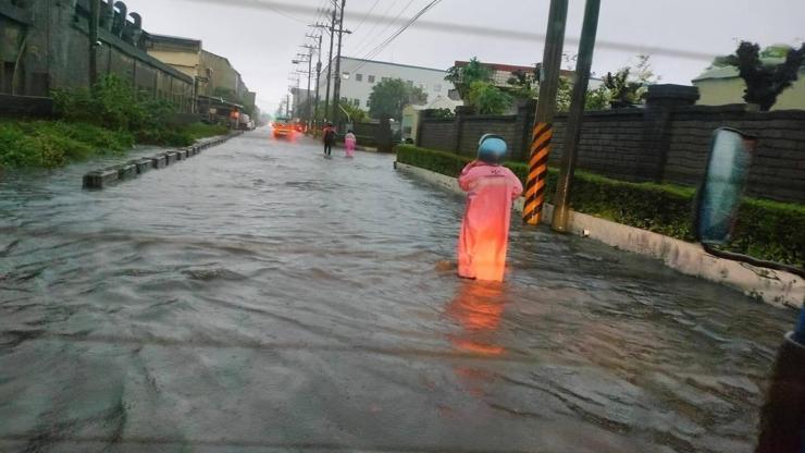 Tayvan’da sel nedeniyle cadde ve sokaklar sular altında kaldı