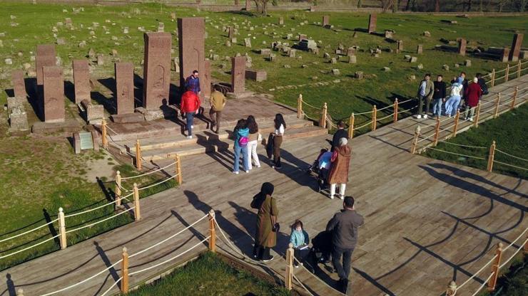 Dünyanın en büyük tarihi Türk-İslam mezarlığında bayram yoğunluğu
