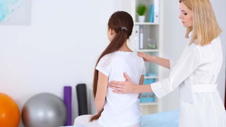 Uzman isimden annelere uyarı: Skolyoz konusunda dikkatli olunmalı Uzman isimden annelere uyarı: Skolyoz konusunda dikkatli olunmalı