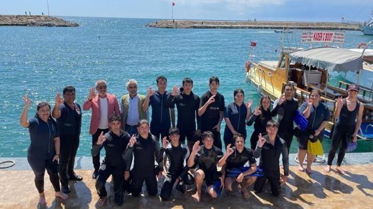 Liseli dalgıçlar denizde Türk bayrağı açtı