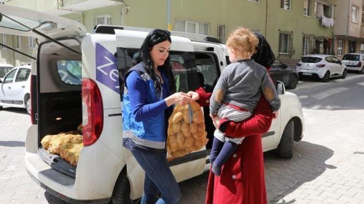 Mudanya Belediyesi ilçedeki vatandaşlara 30 ton patates dağıtıyor