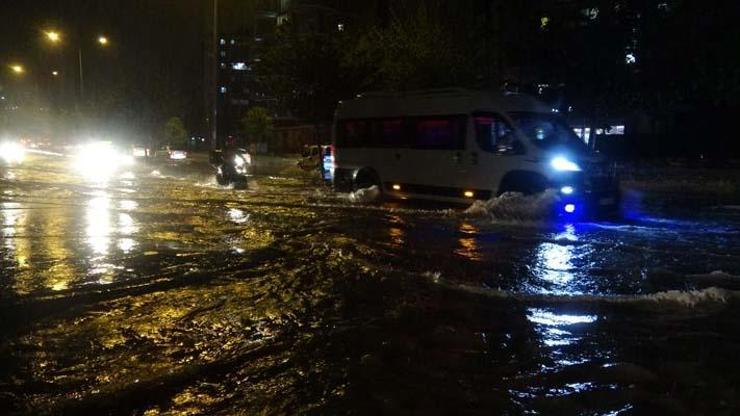 İzmirde sağanak: Uyarı sirenleri çaldı
