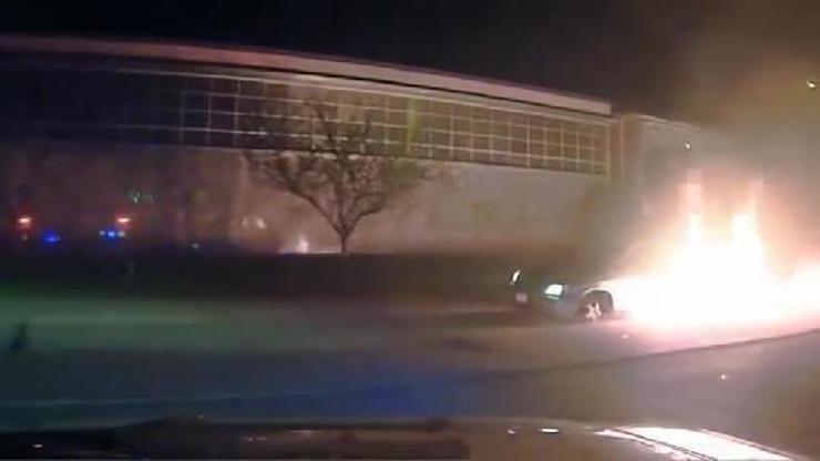 ABD’de polis, 84 yaşındaki sürücüyü yanan araçtan böyle kurtardı