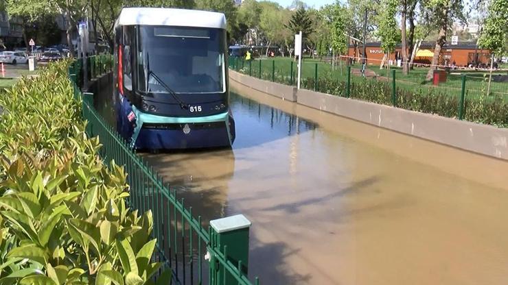 Yol su doldu, 2 tramvay mahsur kaldı