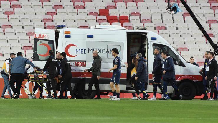 Sivasspor-Fenerbahçe maçında korkutan dakikalar Ambulans sahaya girdi