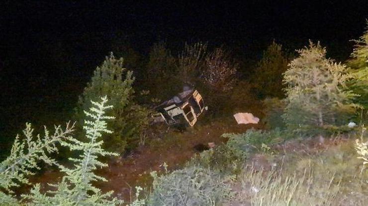 Kontrolden çıkan hafif ticari araç şarampole yuvarlandı: 2 yaralı Kontrolden çıkan hafif ticari araç şarampole yuvarlandı: 2 yaralı