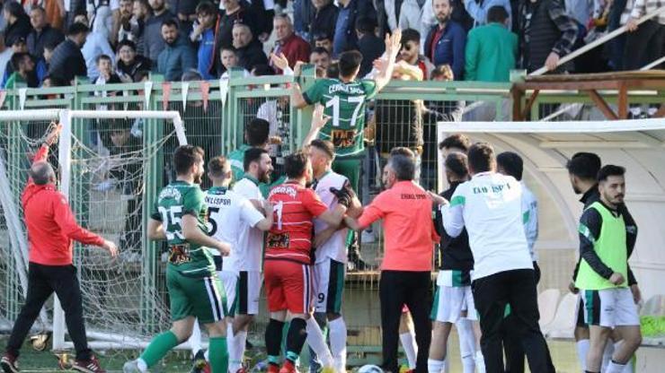 Amatör lig maçında taraftarlar arasında bıçaklı kavga: 2 yaralı
