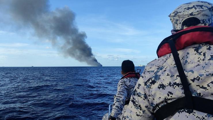 Malezyada petrol tankerinde yangın: 3 mürettebat kayıp