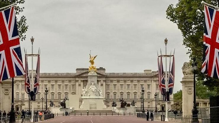 Buckingham Sarayı önünde hareketli dakikalar Bir kişi gözaltına alındı