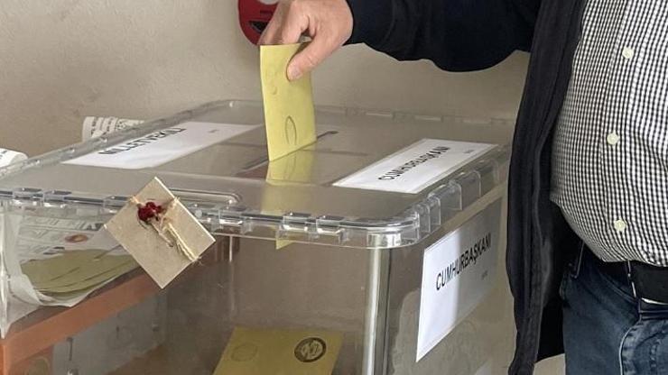 Seçmen kağıdı olmadan oy kullanılır mı Oy kullanırken eski yeni kimlik hangisi geçerli Oy kullanmaya kimlikle mi gidilir