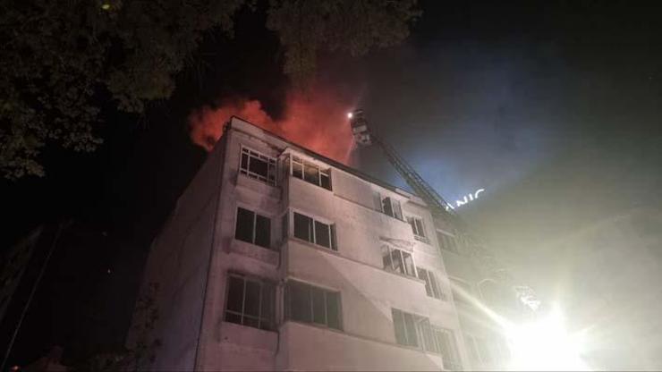 Beyoğlu’nda metruk binanın çatısı alev alev yandı