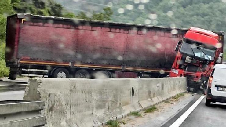 Sakarya’da kaza yapan TIR'a otomobil çarptı: 4 kişi yaralandı Sakarya’da kaza yapan TIR'a otomobil çarptı: 4 kişi yaralandı