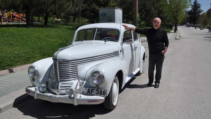 Türkiye’de 4 tane olan 73 yıllık klasik aracı hurda halden yollara döndürdü