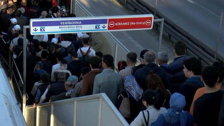 Büyük İstanbul Mitingi sonrası metrobüs duraklarında yoğunluk