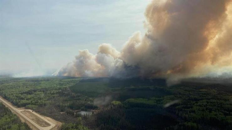 Kanadada yüzün üstünde orman yangını