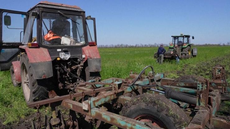 Ukraynalı çiftçiler ölüme meydan okuyor