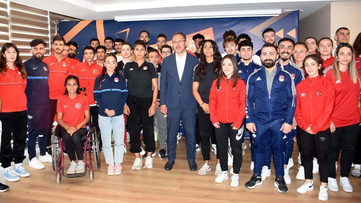 Bakan Kasapoğlu şampiyon sporcularla buluştu