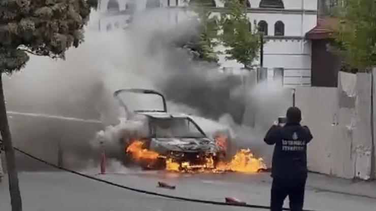 Güngörende otomobil alev alev yandı