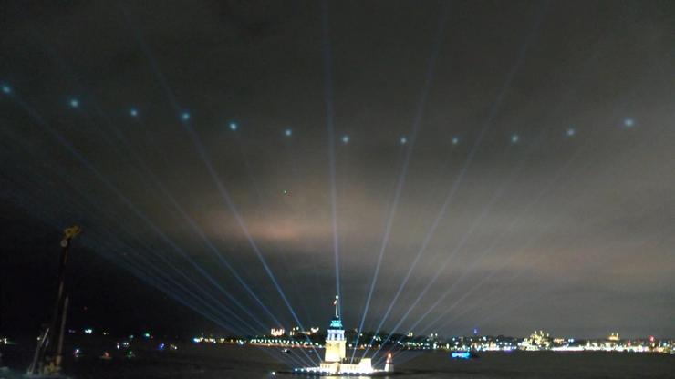 Vatandaşlar akın etti: Kız Kulesinde açılışa özel ışık gösterisi