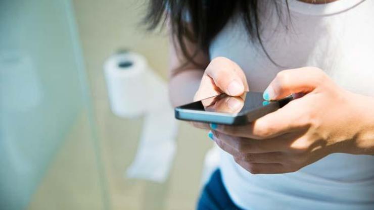 Tuvalette telefon kullananlara kötü haber: Bakteri ve virüslerle yaşıyorsunuz Bakın hangi hastalıklara yol açıyor