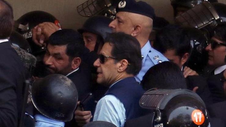 Pakistanda Imran Khan krizi Mahkeme salonundan ayrıldı
