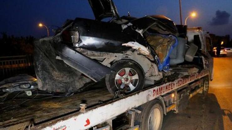 Aydınlatma direğine çarpan otomobil ikiye bölündü, sürücü öldü
