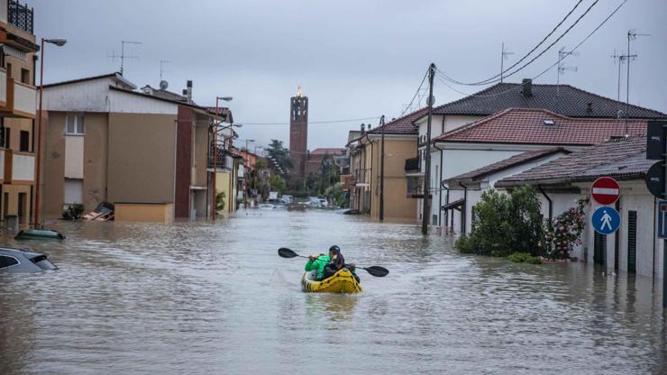 İtalyada sel felaketinde 3 kişi hayatını kaybetti