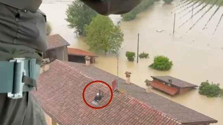 Görüntüler İtalya’dan… Sel bölgesinde mahsur kalanlar helikopterle böyle kurtarıldı