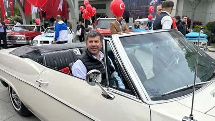 Kadıköy’de 19 Mayıs klasik otomobiller eşliğinde kutlandı