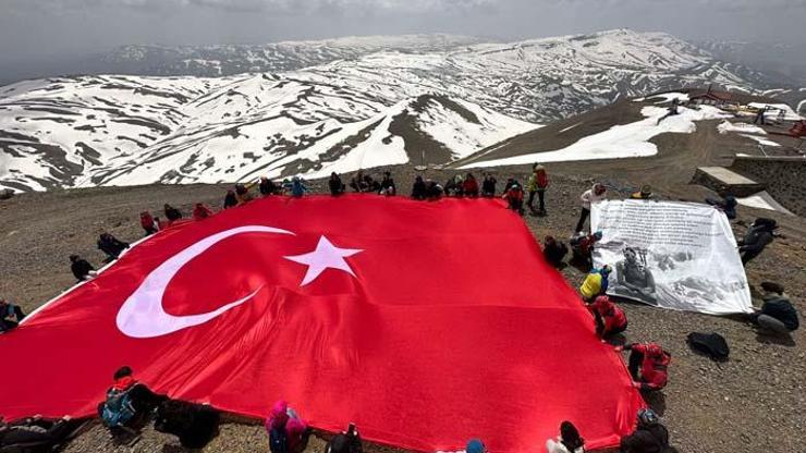 Palandökenin zirvesine tırmanıp, dev Türk bayrağı açtılar