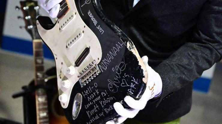Kurt Cobainin sahnede parçaladığı gitar, rekor fiyata alıcı buldu