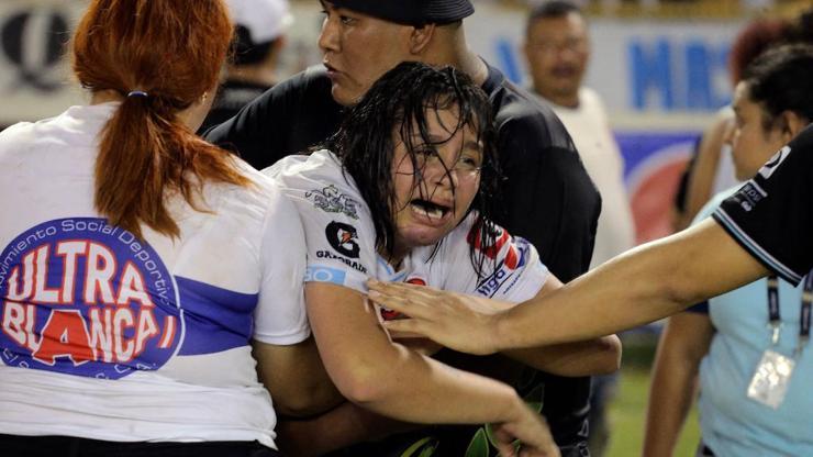 El Salvadorda futbol maçında facia: 12 ölü, yüzlerce yaralı