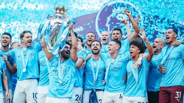 Premier Ligde şampiyon Manchester City kupayı aldı