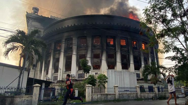 Filipinlerde tarihi postanede yangın