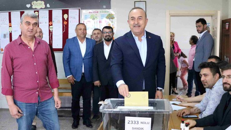 Çavuşoğlu, oyunu Antalya’da kullandı: “Demokratik olgunluk içinde geçen seçimler, tüm dünyaya da bir ders verdi”