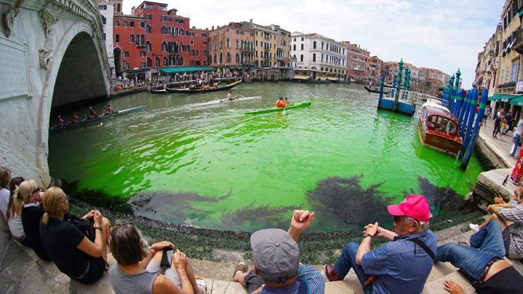 Venedikteki ünlü Büyük Kanalın suyu yeşil renge büründü