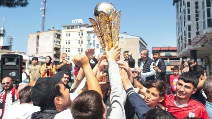 Samsunspor şampiyonluk kupasını taraftarıyla buluşturuyor