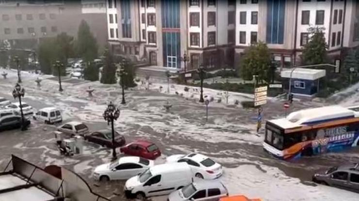 Ankarayı bir kez daha sel, dolu vurdu Yollar göle döndü, ev ve iş yerlerini su bastı