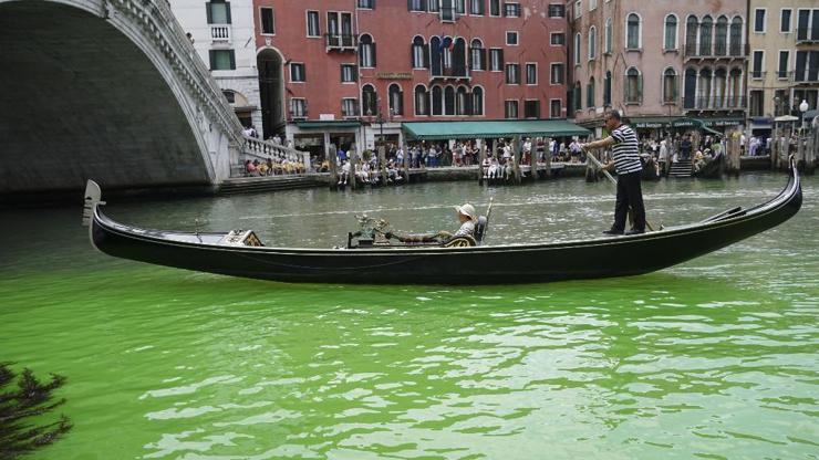 Büyük Kanaldaki yeşilin gizemi çözülüyor: İtalyan yetkililer suda tespit edilen maddeyi açıkladı