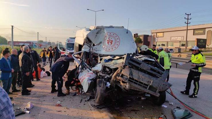 Bursada sporcuları taşıyan servis minibüsü hafriyat kamyonuna çarptı: 1 ölü, 16 yaralı