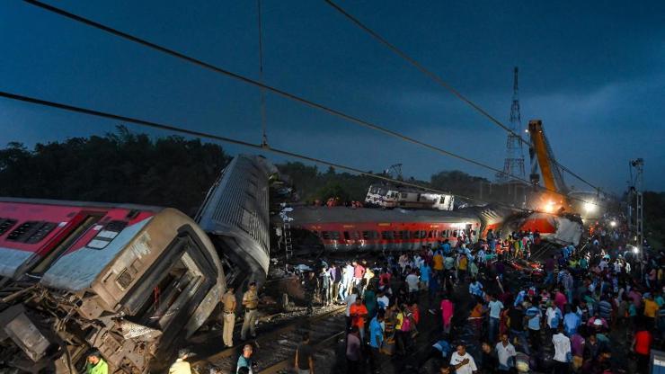 Hindistanda 278 kişinin öldüğü tren kazası: Yaklaşık 100 kişinin kimliği tespit edilemedi