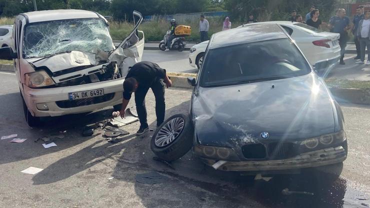 Sancaktepe’de otomobil ile minibüs kafa kafaya çarpıştı: 4 yaralı