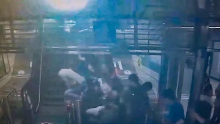 Güney Korede yürüyen merdiven ters yöne hareket etti: 10dan fazla yaralı