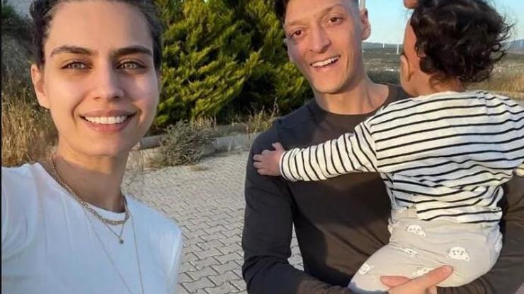 Amine Gülşe ile Mesut Özil sosyal medyada aşka geldi